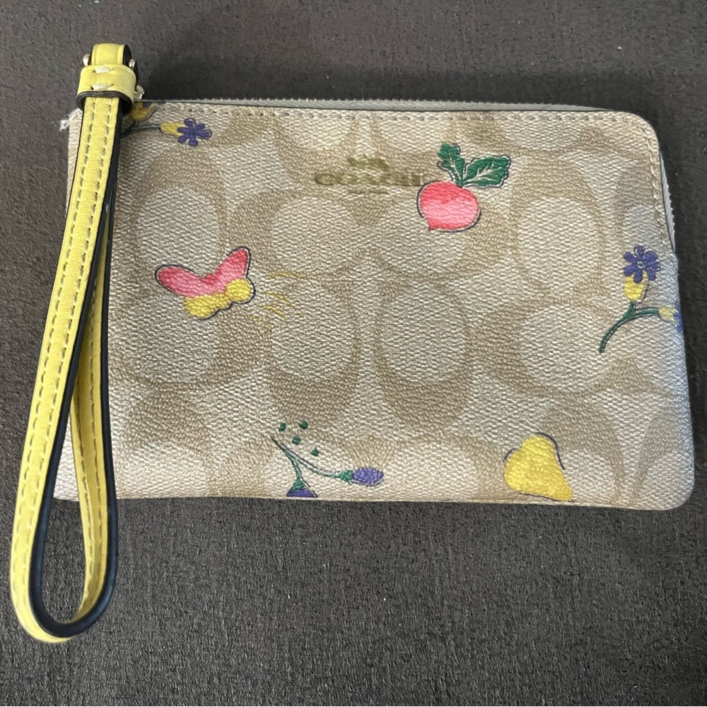 Coach C8722 Signature Dreamy Veggie Corner Zip Wristlet Light Khaki Yellow Multi